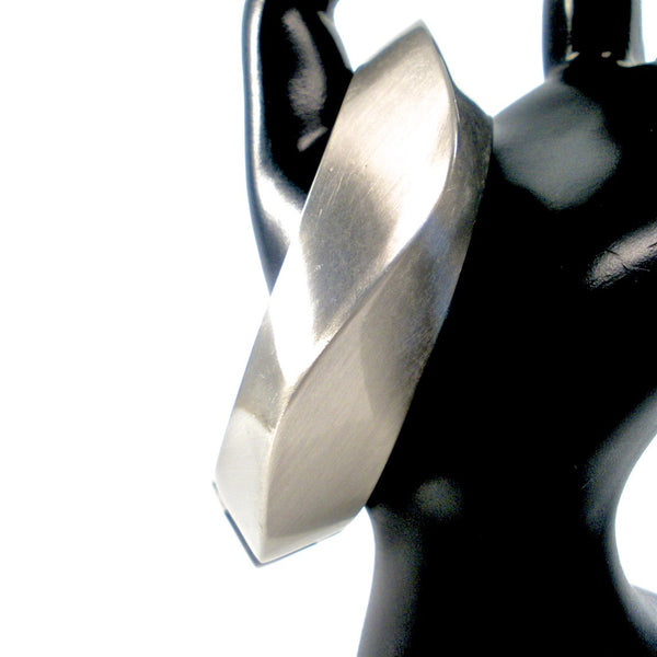 symmetric openable bangle