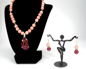 pink agate bead set with contrasting druzy pendant