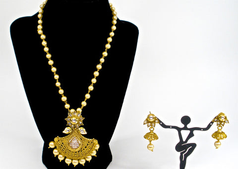 fan shaped pendant set in pearl chain