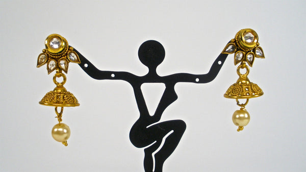 fan shaped pendant set in pearl chain