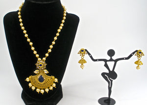 fan shaped pendant set in pearl chain