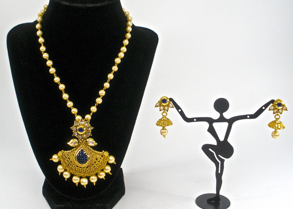 fan shaped pendant set in pearl chain
