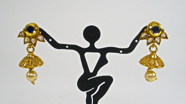 fan shaped pendant set in pearl chain