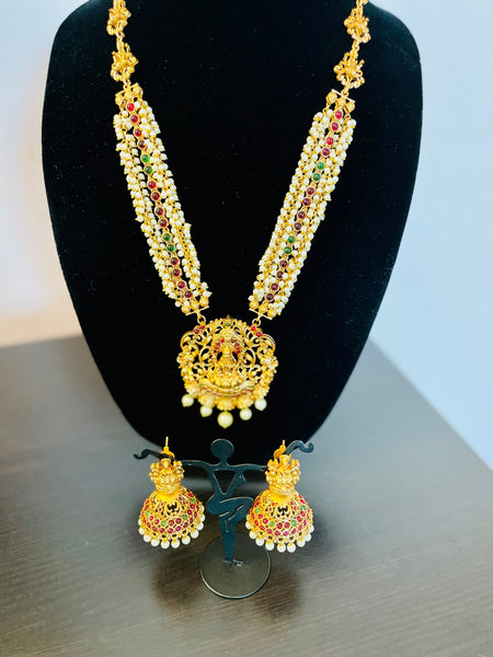 Grand pearl haar with temple pendant and kemp stones