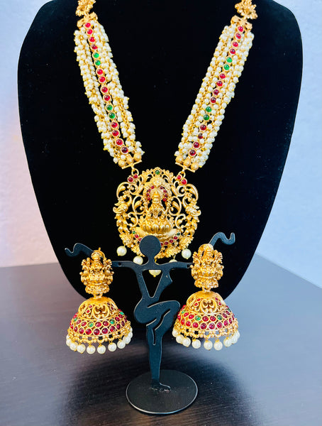 Grand pearl haar with temple pendant and kemp stones