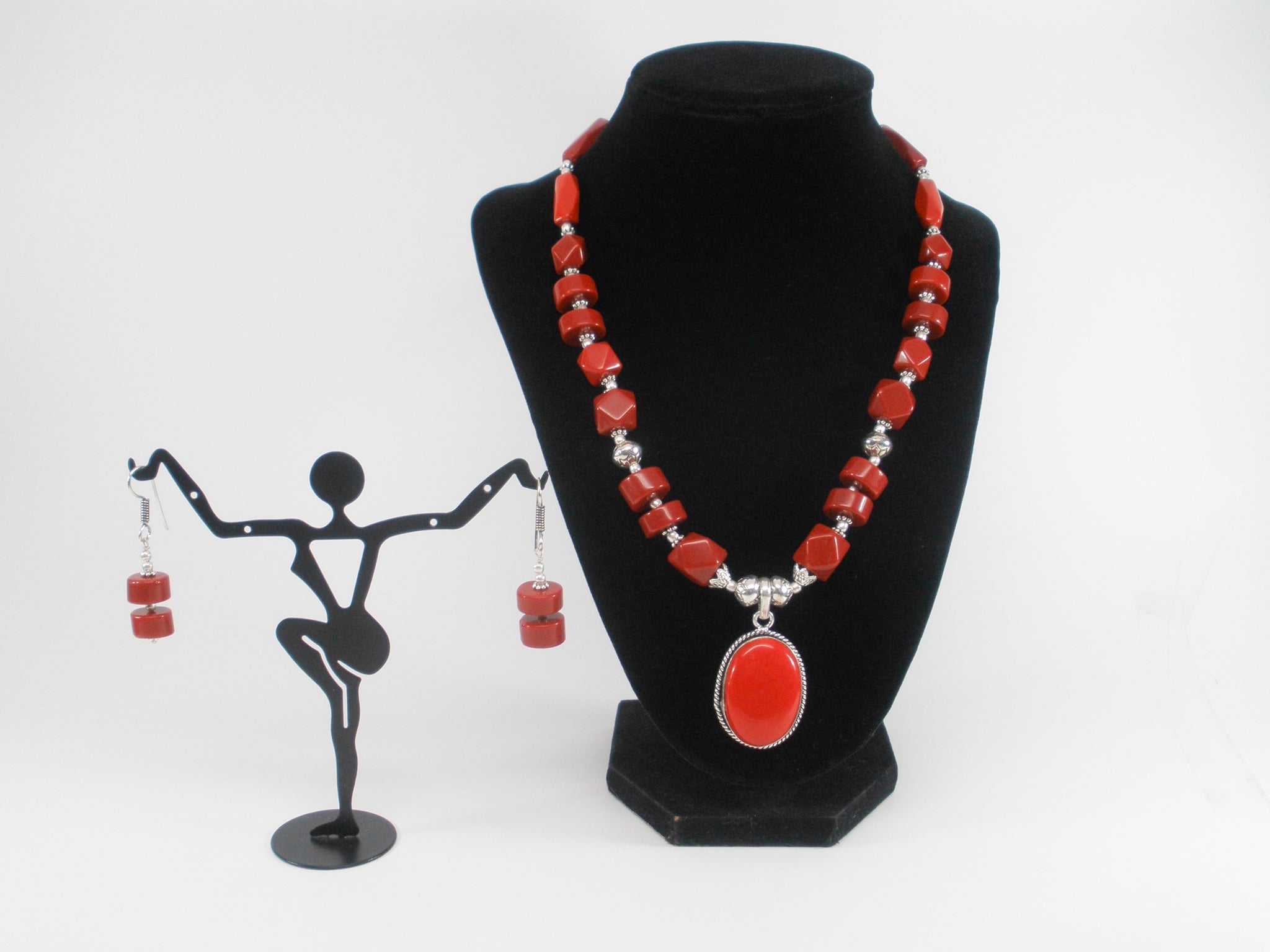 Bead necklace with geometric pattern