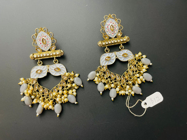 Fashion lightweight earrings