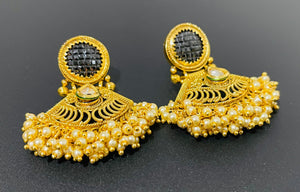 Grand antique earrings with gunghroo pearls