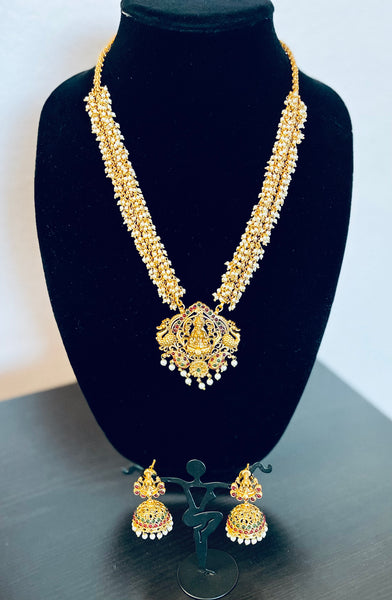pearl haar with temple pendant and kemp stones