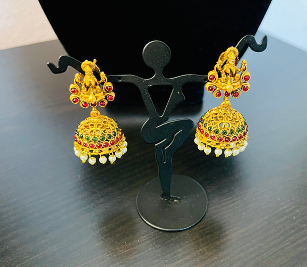 pearl haar with temple pendant and kemp stones