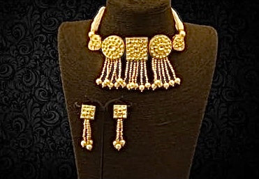 Pearl choker with minakari statement pendant