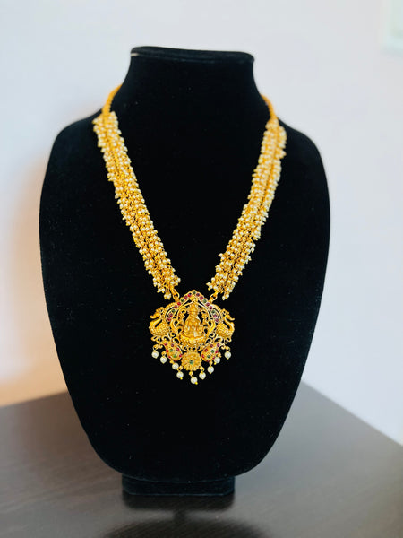 pearl haar with temple pendant and kemp stones