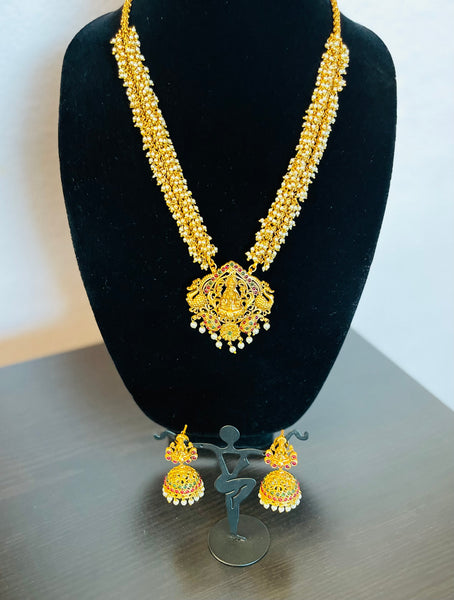 pearl haar with temple pendant and kemp stones