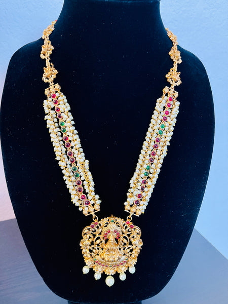 Grand pearl haar with temple pendant and kemp stones
