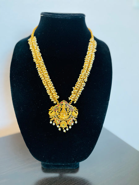 pearl haar with temple pendant and kemp stones